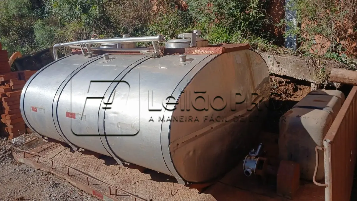 LOTE 004 - Tanque isotérmico rodoviário, tipo oval, inoxidável, marca Jardinox, capacidade de 4.000 litros.