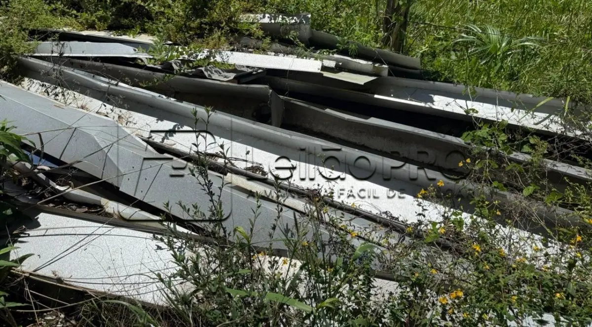 LOTE 005 - Lote de Sucata diversas contendo eletrônicos, mobiliários e ferros.