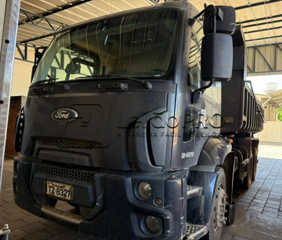 LOTE 001 - Caminhão Ford preto, modelo CARGO 2429, 2012/2013, carroceria basculante preta.