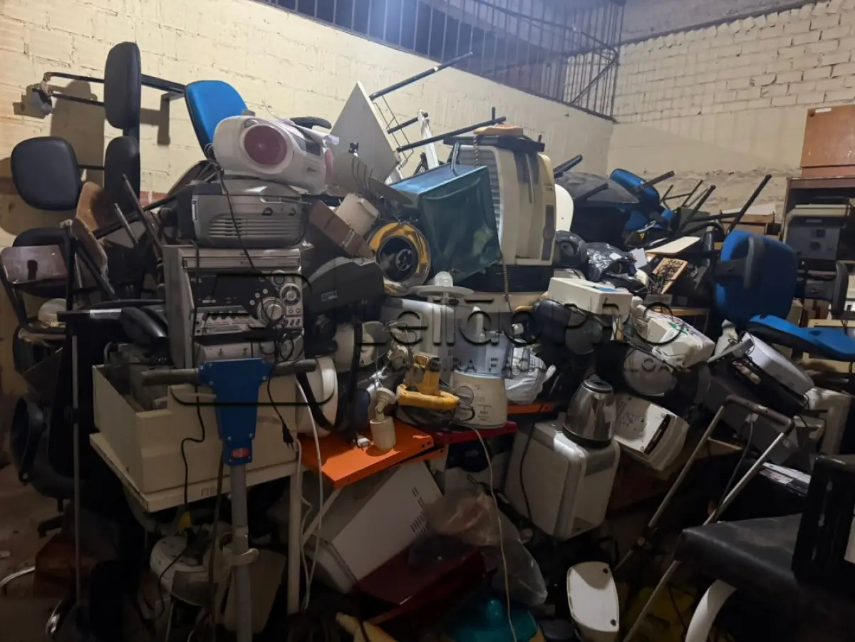 LOTE 005 - Lote de Sucata diversas contendo eletrônicos, mobiliários e ferros.