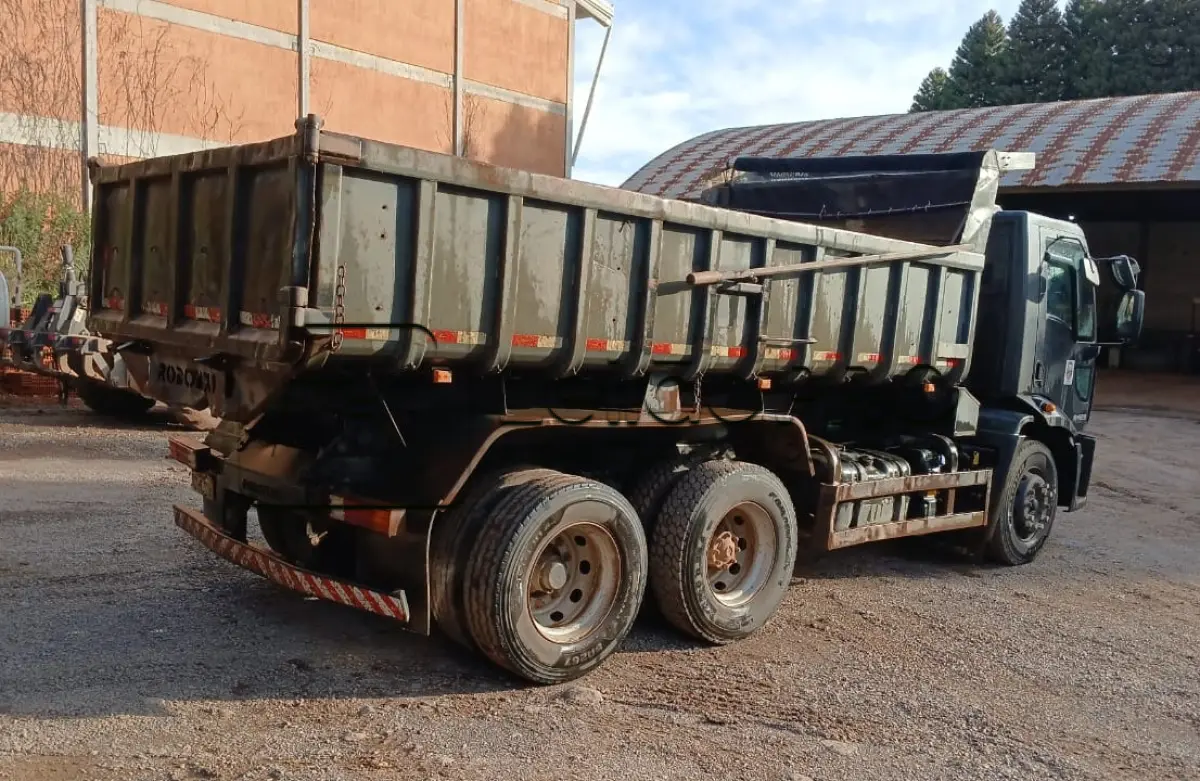LOTE 001 - Caminhão Ford preto, modelo CARGO 2429, 2012/2013, carroceria basculante preta.