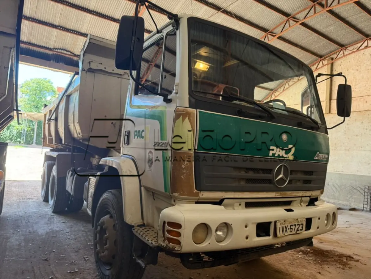 LOTE 002 - Caminhão Mercedes Benz branco Pac 2, modelo ATRON 2729 k 6x4, 2014, carroceria basculante branca.