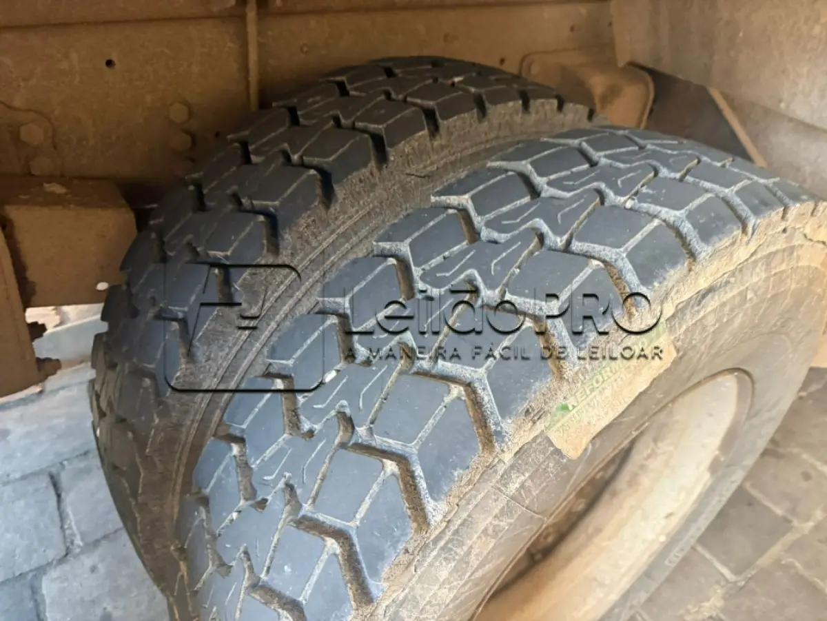 LOTE 001 - Caminhão Ford preto, modelo CARGO 2429, 2012/2013, carroceria basculante preta.