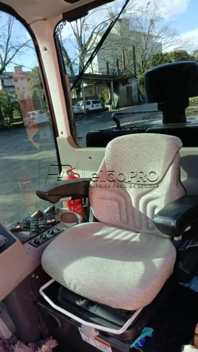 LOTE 003 - Motoniveladora cor laranja CASE, modelo 845B, 2014.