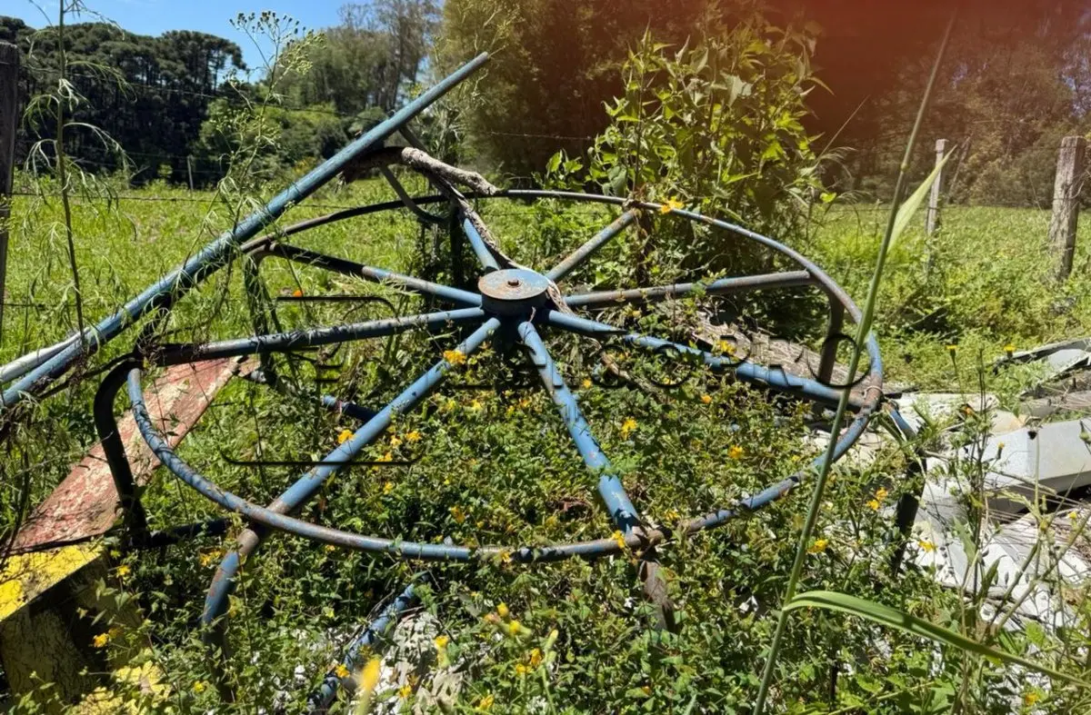 LOTE 005 - Lote de Sucata diversas contendo eletrônicos, mobiliários e ferros.