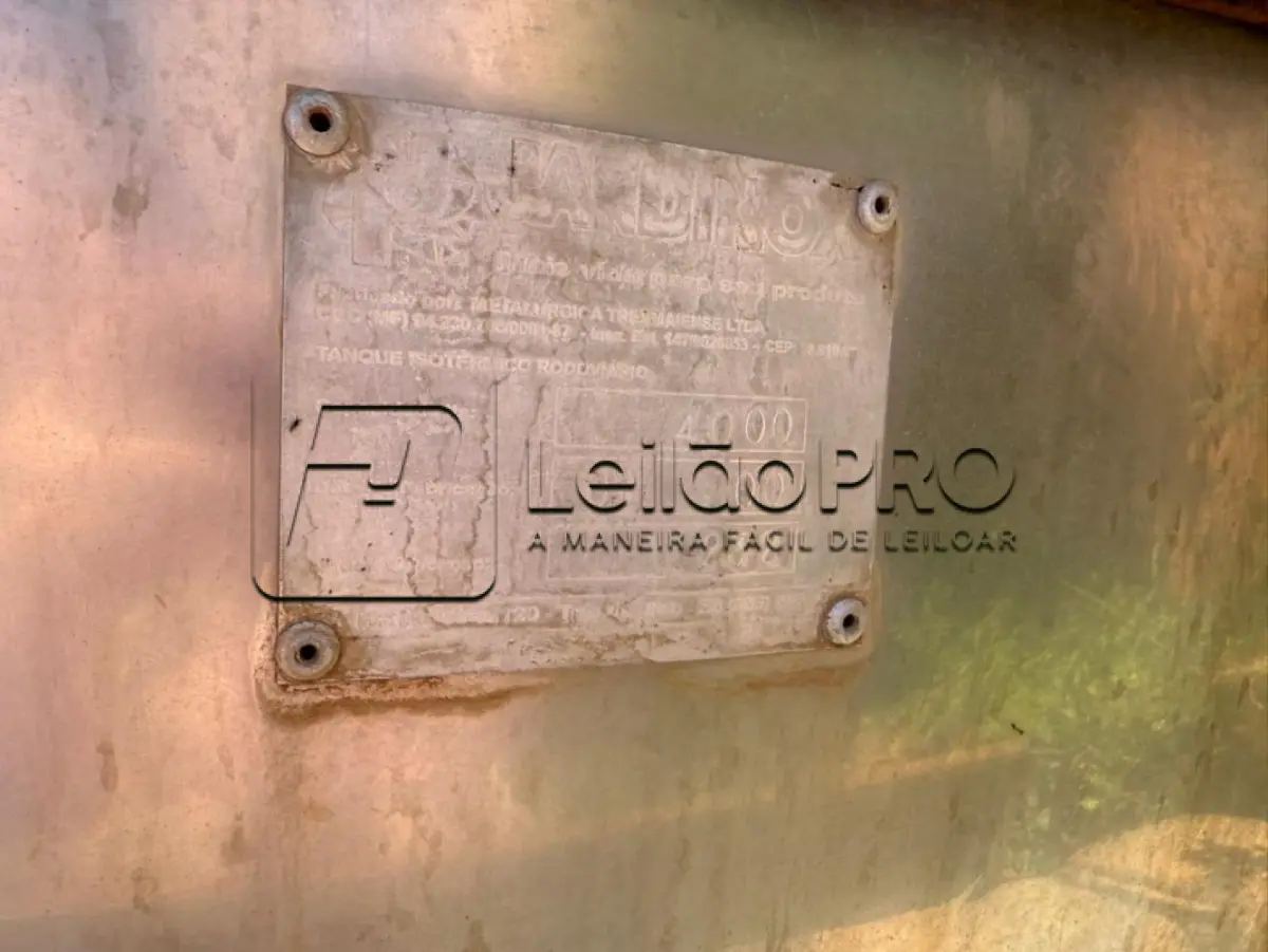 LOTE 004 - Tanque isotérmico rodoviário, tipo oval, inoxidável, marca Jardinox, capacidade de 4.000 litros.