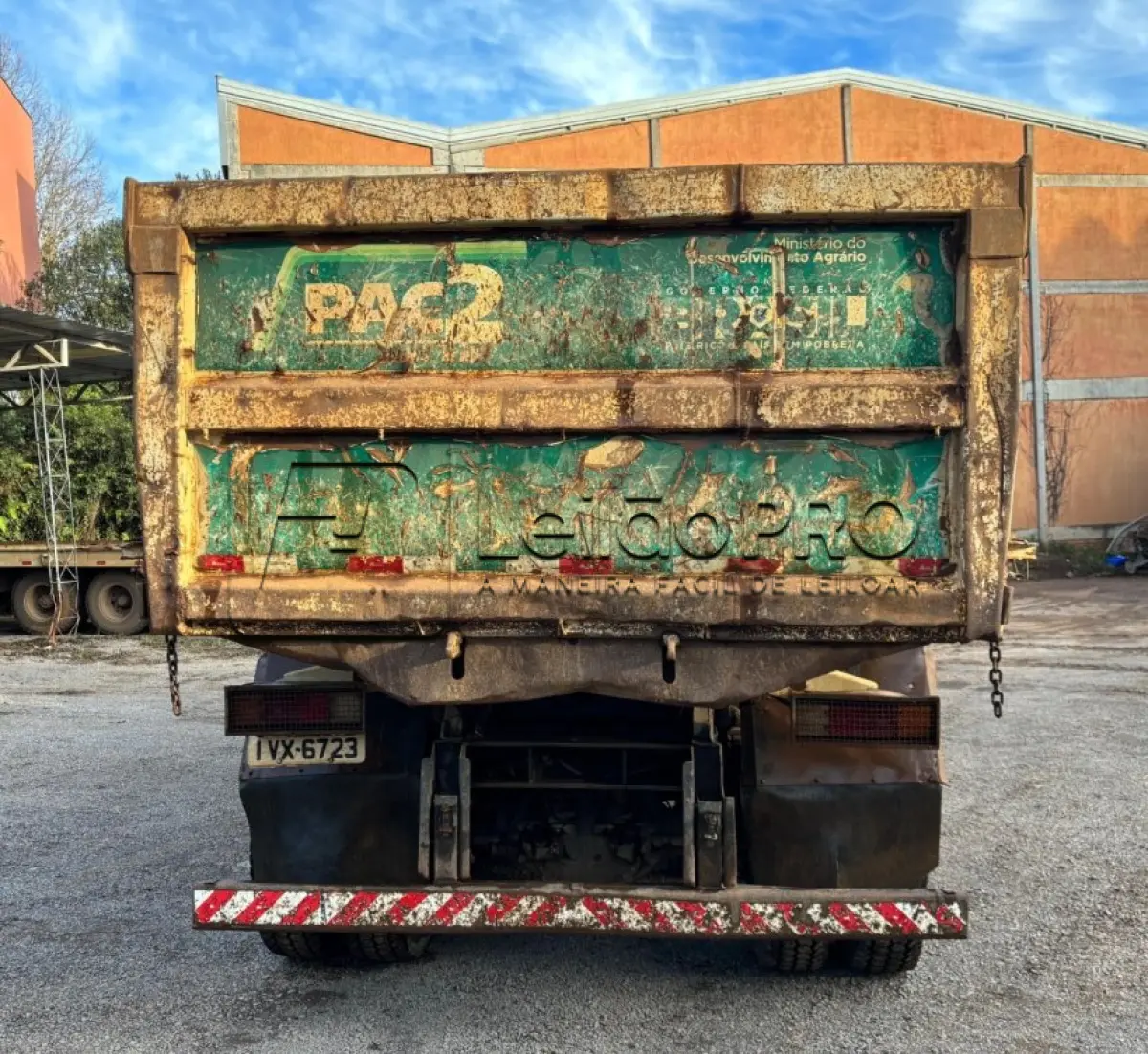 LOTE 002 - Caminhão Mercedes Benz branco Pac 2, modelo ATRON 2729 k 6x4, 2014, carroceria basculante branca.