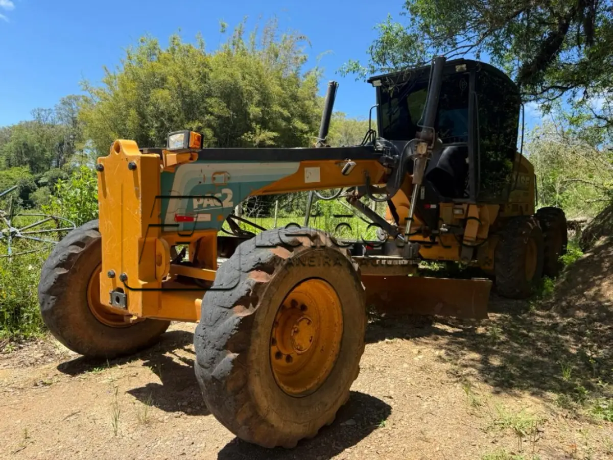 LOTE 003 - Motoniveladora cor laranja CASE, modelo 845B, 2014.