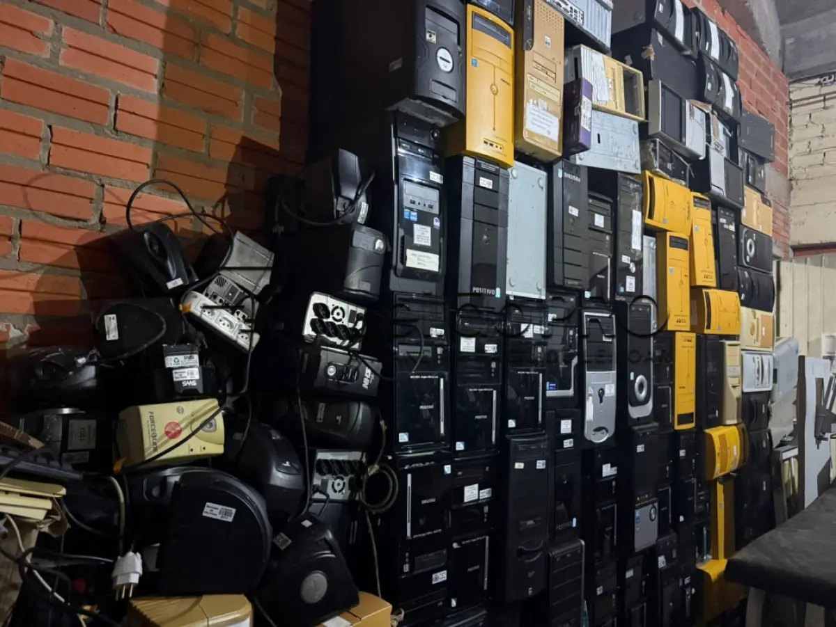 LOTE 005 - Lote de Sucata diversas contendo eletrônicos, mobiliários e ferros.