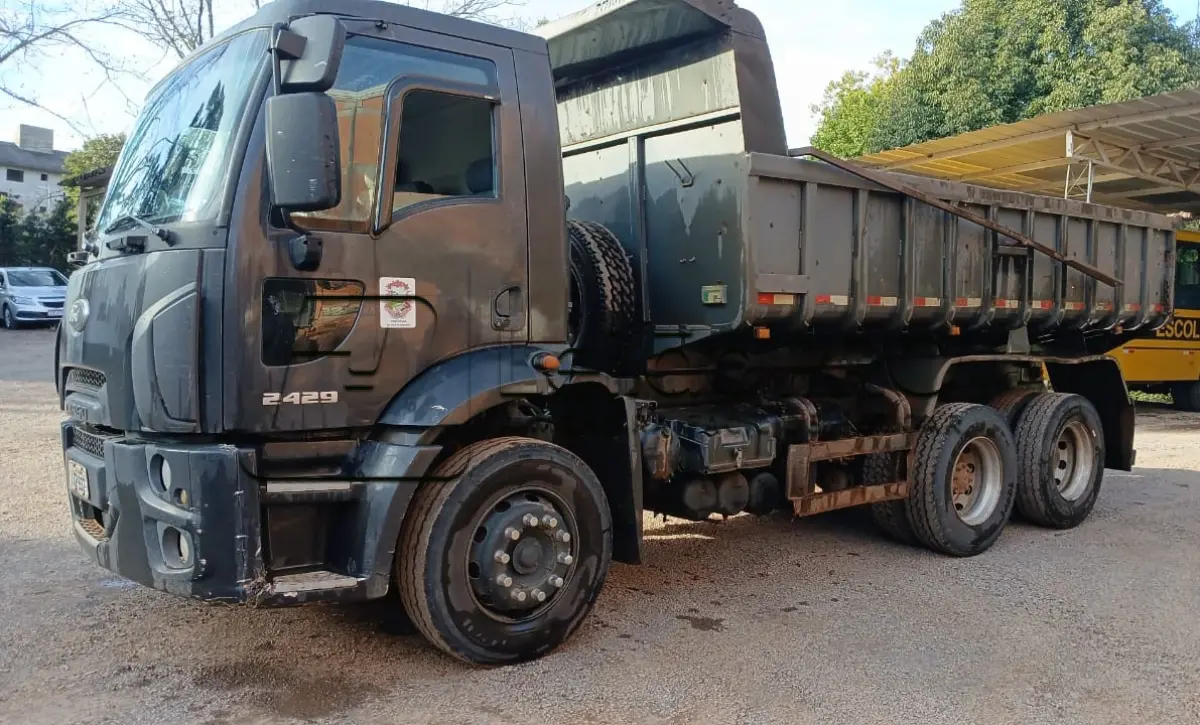 LOTE 001 - Caminhão Ford preto, modelo CARGO 2429, 2012/2013, carroceria basculante preta.