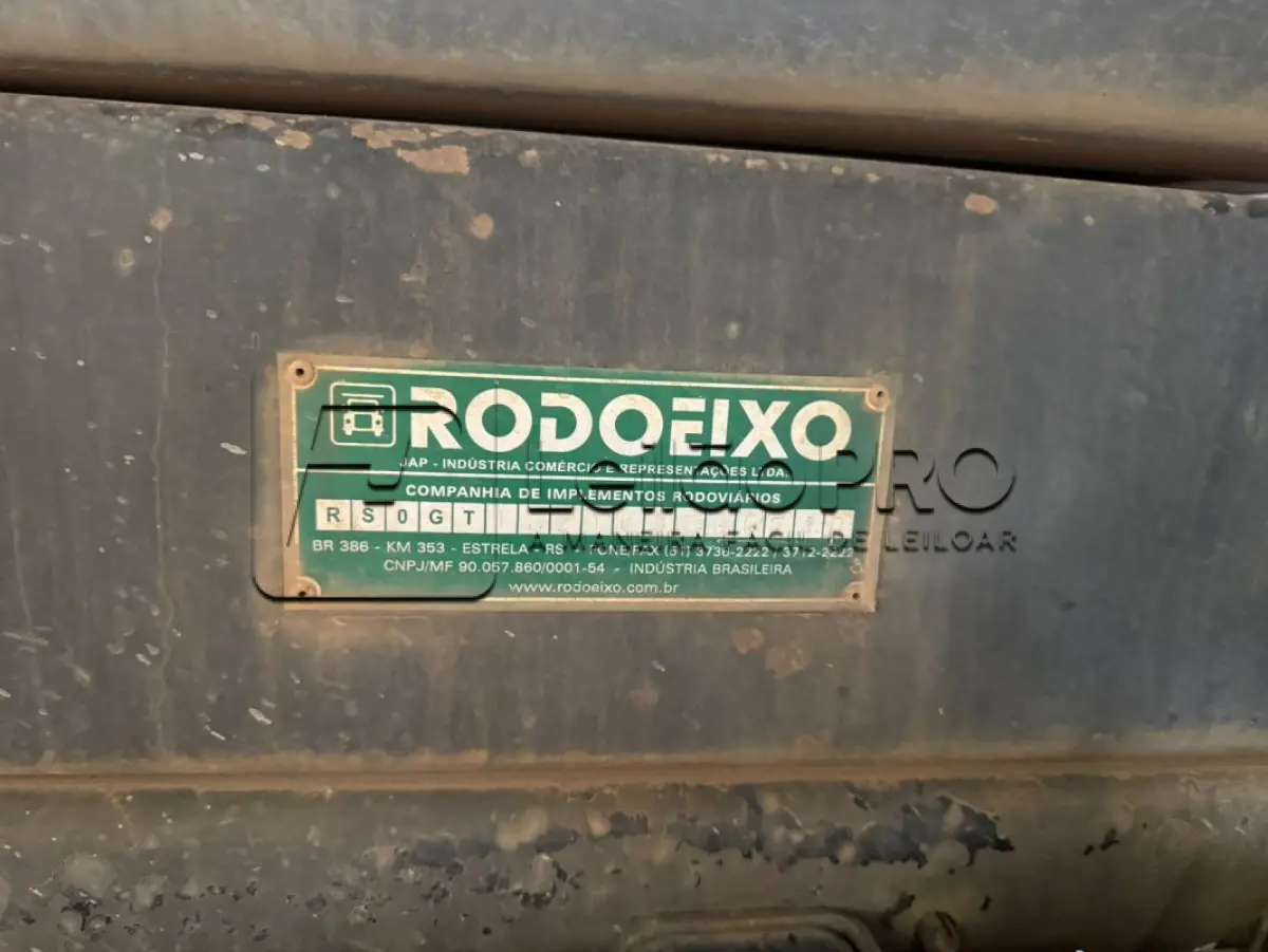 LOTE 001 - Caminhão Ford preto, modelo CARGO 2429, 2012/2013, carroceria basculante preta.