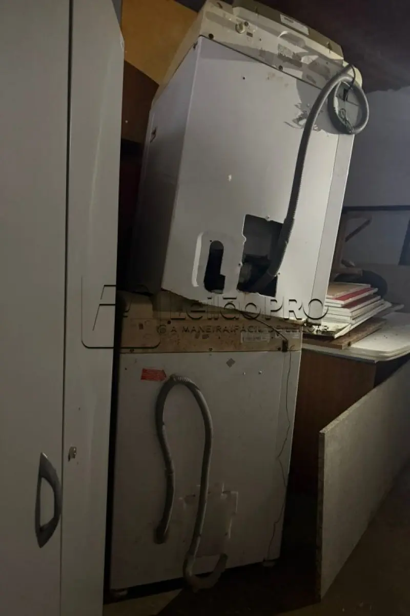 LOTE 005 - Lote de Sucata diversas contendo eletrônicos, mobiliários e ferros.