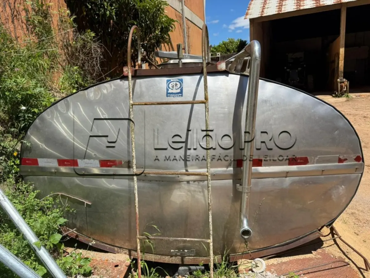 LOTE 004 - Tanque isotérmico rodoviário, tipo oval, inoxidável, marca Jardinox, capacidade de 4.000 litros.