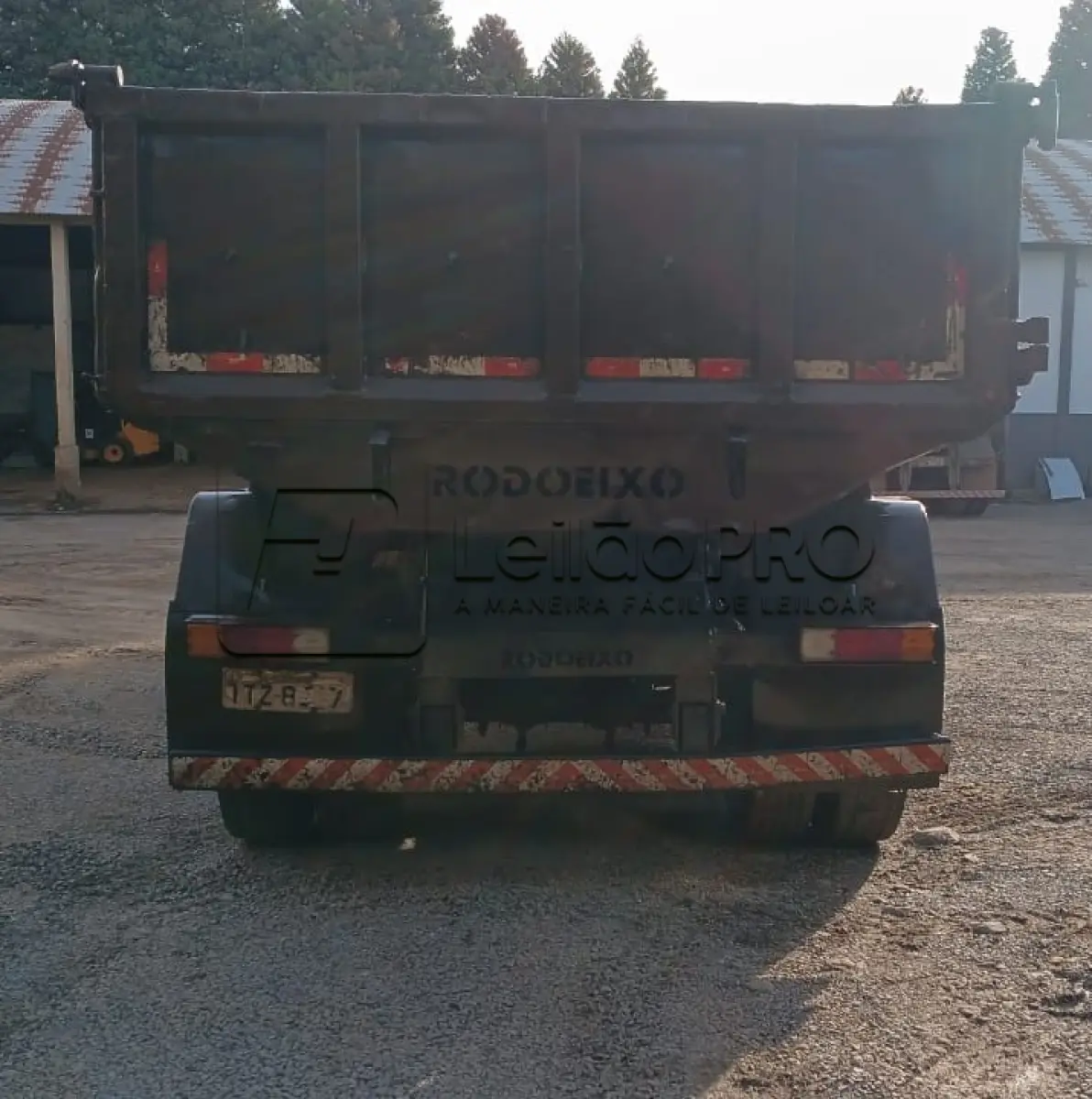 LOTE 001 - Caminhão Ford preto, modelo CARGO 2429, 2012/2013, carroceria basculante preta.
