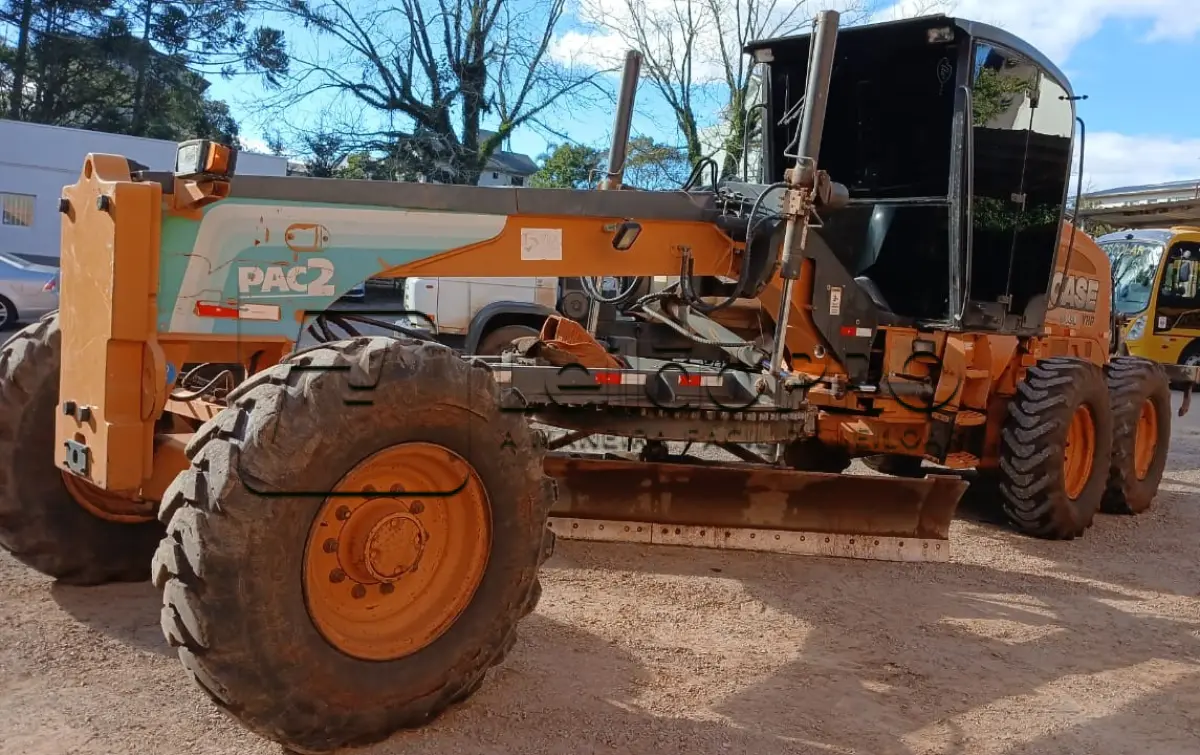 LOTE 003 - Motoniveladora cor laranja CASE, modelo 845B, 2014.