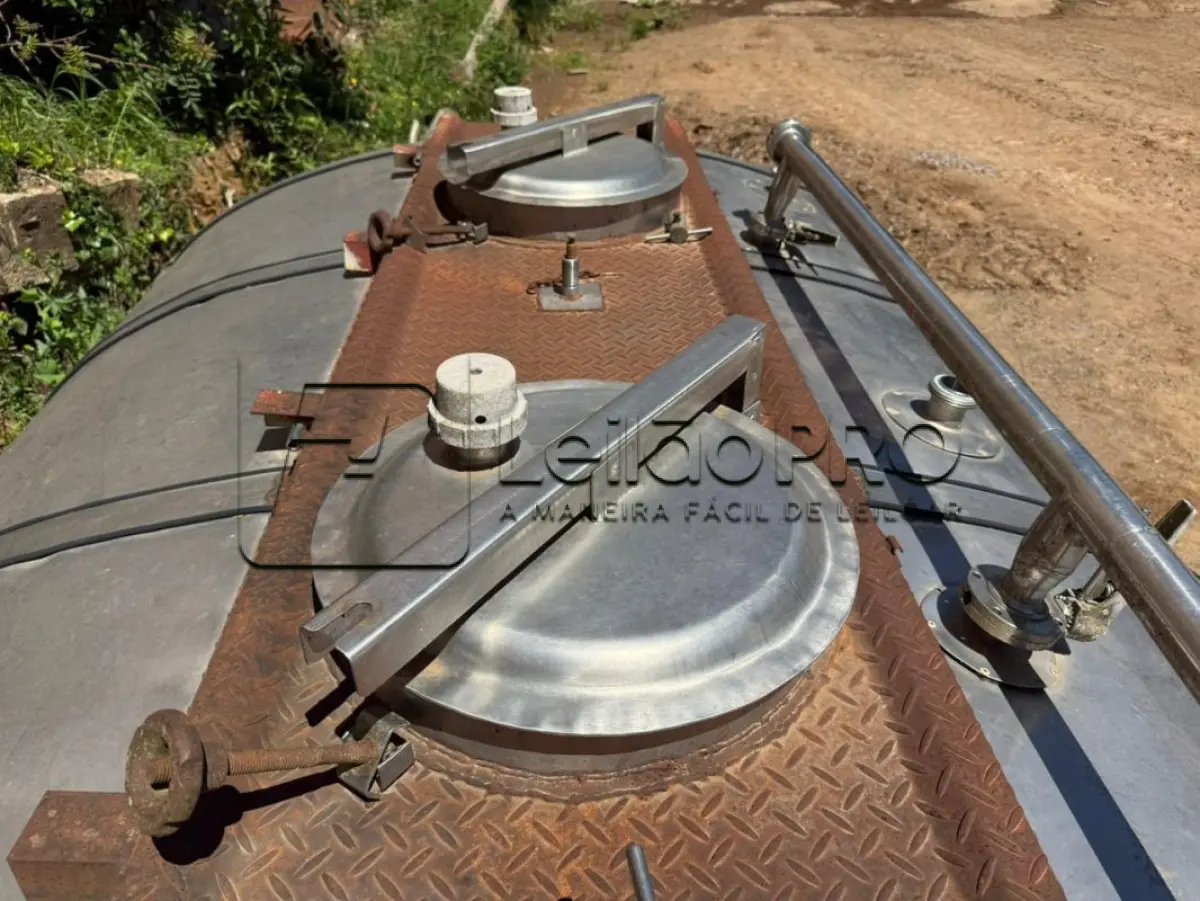LOTE 004 - Tanque isotérmico rodoviário, tipo oval, inoxidável, marca Jardinox, capacidade de 4.000 litros.