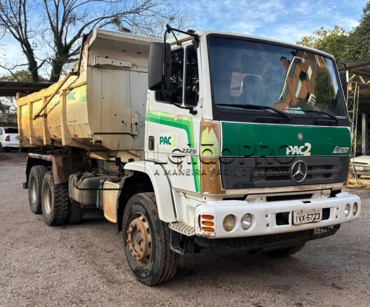 LOTE 002 - Caminhão Mercedes Benz branco Pac 2, modelo ATRON 2729 k 6x4, 2014, carroceria basculante branca.