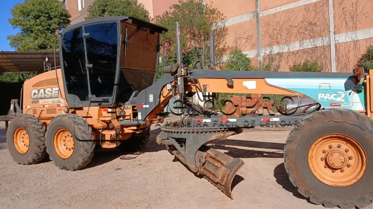 LOTE 003 - Motoniveladora cor laranja CASE, modelo 845B, 2014.