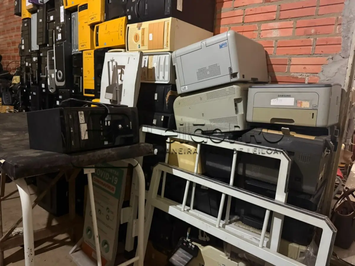 LOTE 005 - Lote de Sucata diversas contendo eletrônicos, mobiliários e ferros.