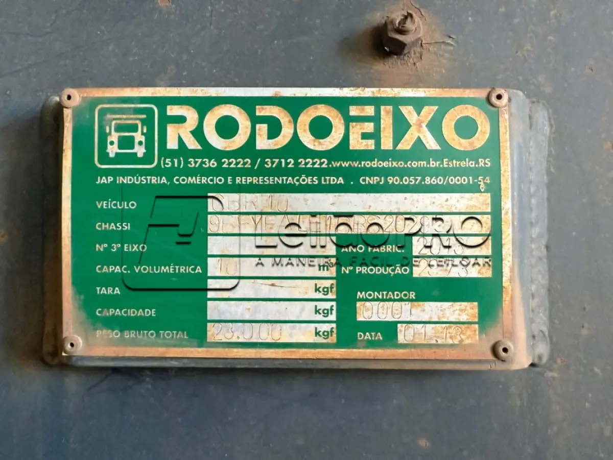 LOTE 001 - Caminhão Ford preto, modelo CARGO 2429, 2012/2013, carroceria basculante preta.