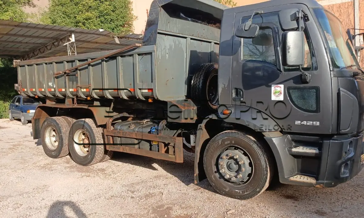 LOTE 001 - Caminhão Ford preto, modelo CARGO 2429, 2012/2013, carroceria basculante preta.