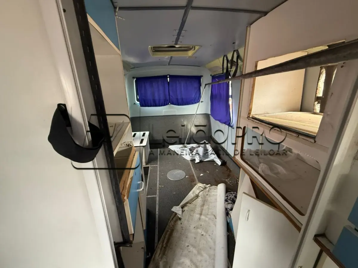 LOTE 003 - VEÍCULO MICROÔNIBUS AMBULÂNCIA, FIAT IVECO, MODELO COMIL BELLA M, DIESEL, CAP. 6,2 TON, 122 CV, COR BRANCA, ANO DE FABRICAÇÃO 2003, MODELO 2004