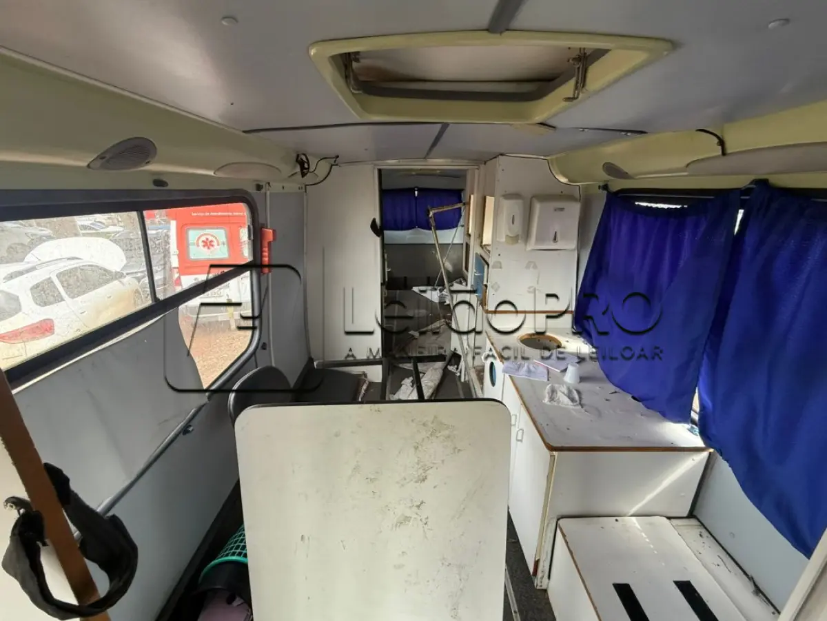 LOTE 003 - VEÍCULO MICROÔNIBUS AMBULÂNCIA, FIAT IVECO, MODELO COMIL BELLA M, DIESEL, CAP. 6,2 TON, 122 CV, COR BRANCA, ANO DE FABRICAÇÃO 2003, MODELO 2004