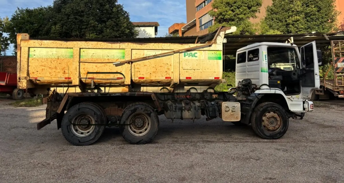 LOTE 002 - Caminhão Mercedes Benz branco Pac 2, modelo ATRON 2729 k 6x4, 2014, carroceria basculante branca.