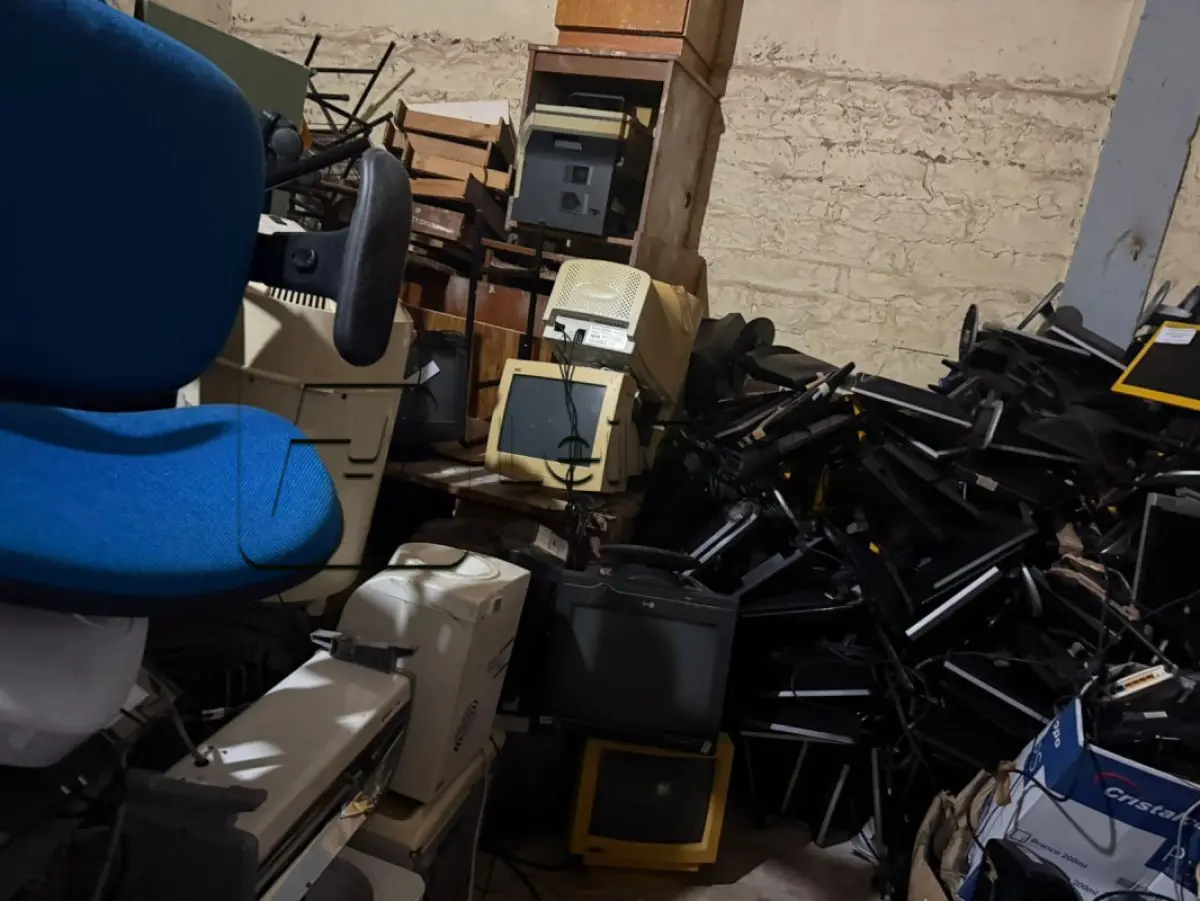 LOTE 005 - Lote de Sucata diversas contendo eletrônicos, mobiliários e ferros.