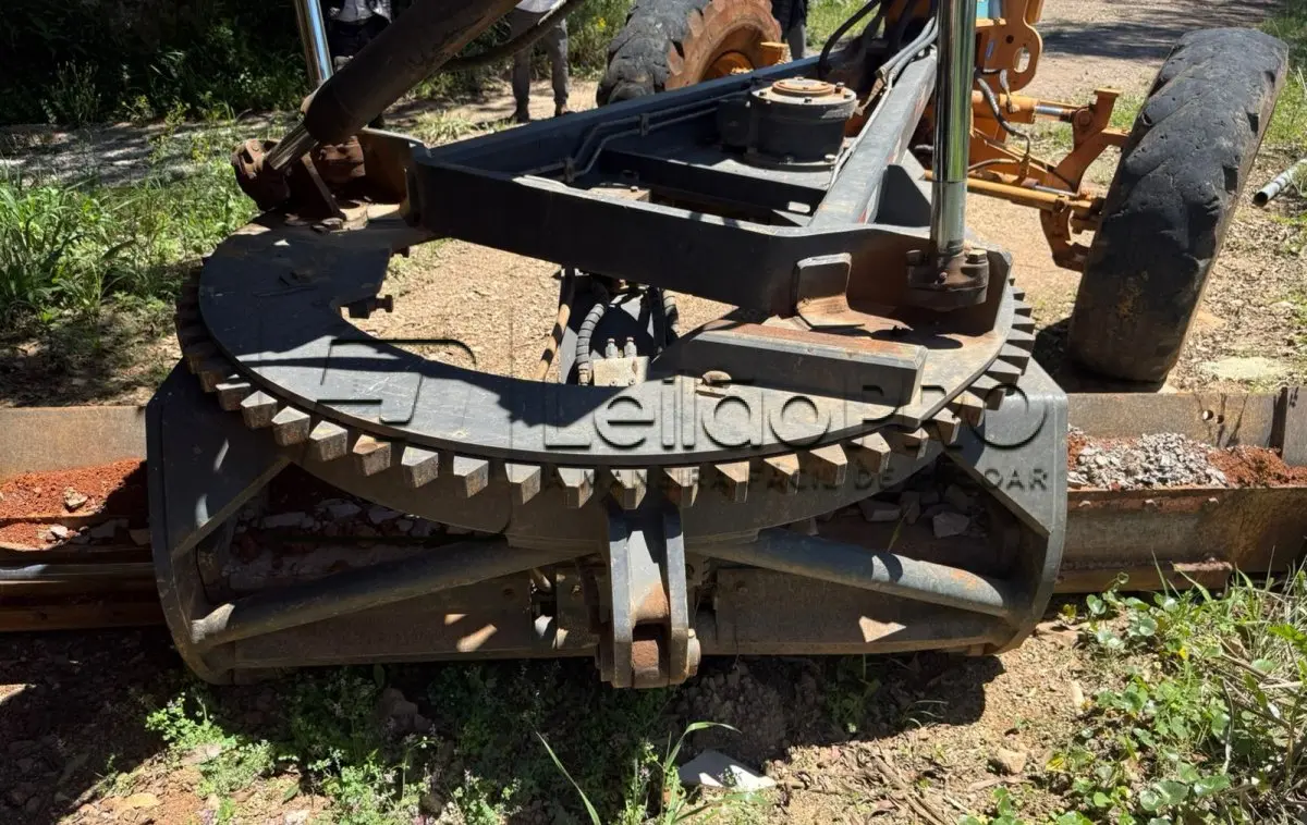 LOTE 003 - Motoniveladora cor laranja CASE, modelo 845B, 2014.