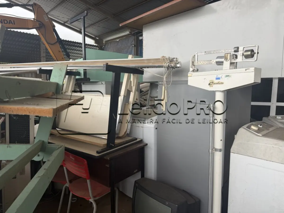 LOTE 012 - SUCATAS DIVERSAS (ELETRÔNICOS, FERROS, MOBILIÁRIOS, MATERIAS MÉDICO-HOSPITALAR, JANELAS, PORTAS)