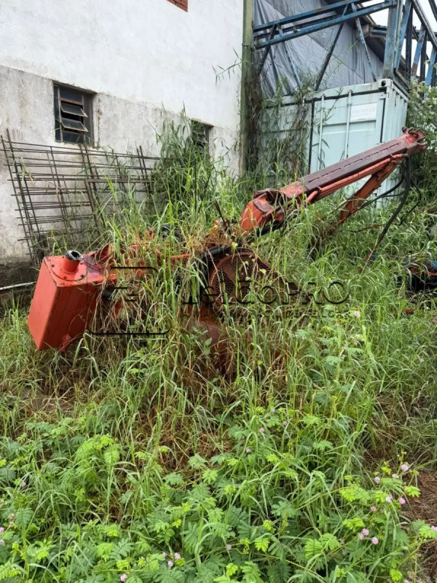 LOTE 012 - SUCATAS DIVERSAS (ELETRÔNICOS, FERROS, MOBILIÁRIOS, MATERIAS MÉDICO-HOSPITALAR, JANELAS, PORTAS)