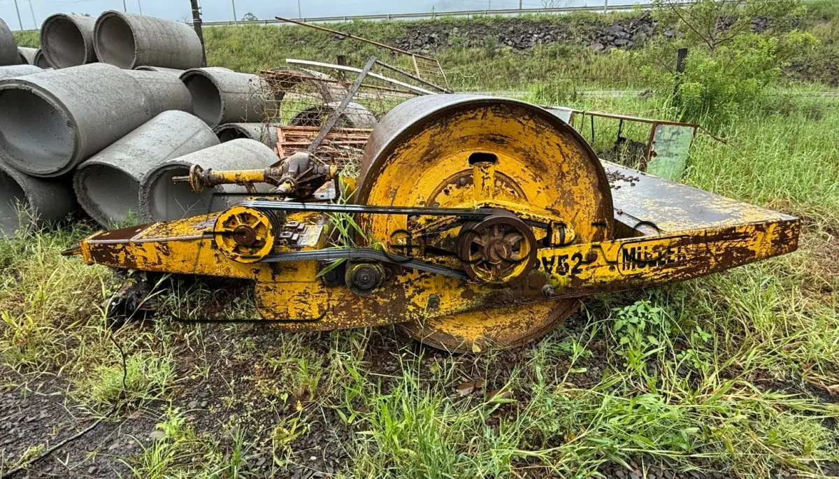 LOTE 006 - ROLO COMPACTADOR MULLER RV-52, ANO 2002/2002.