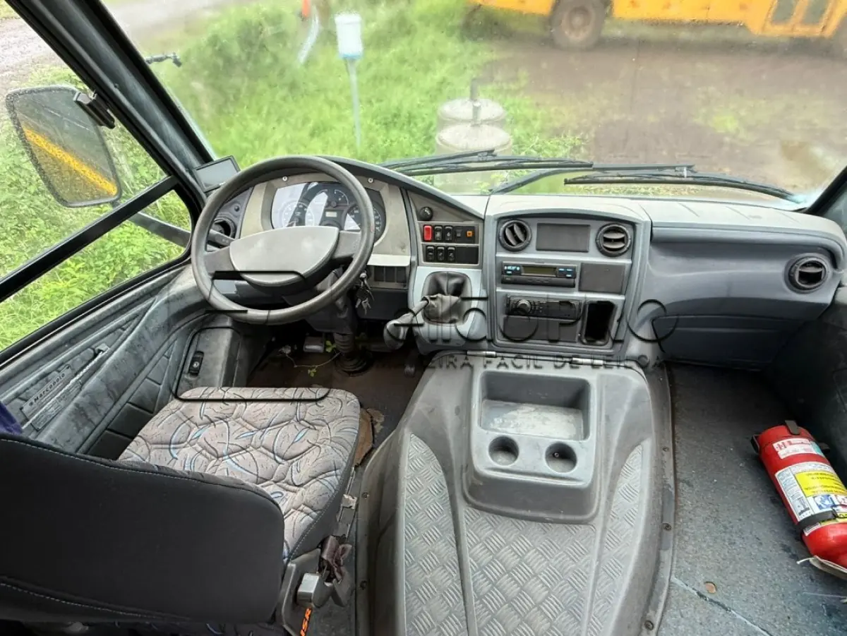 LOTE 009 - ONIBUS MARCOPOLO VOLARE V6 ESCOLAR, 23 PESSOAS, ANO 2009/2010.