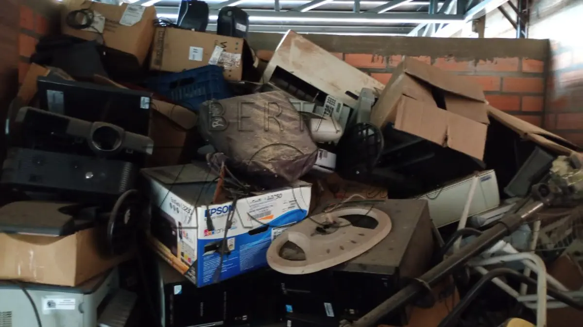 LOTE 011 - Sucatas – equipamentos de informatica, eletrônicos, móveis.