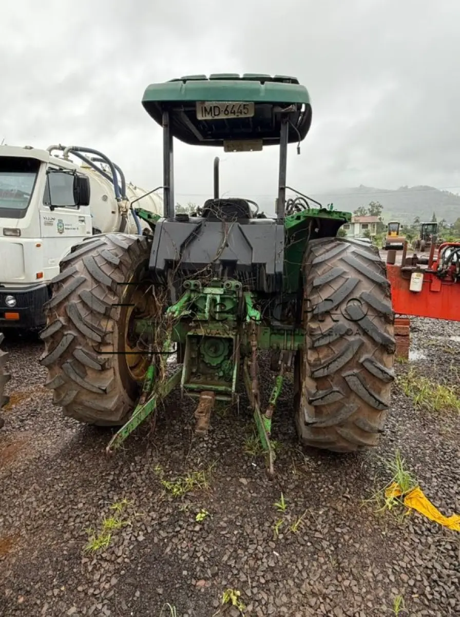 LOTE 005 - TRATOR DE RODAS, M.A./SLC JOHN DEERE TRAÇAO, 4X4, ANO 2004/2004, COM CONCHA FRONTAL.