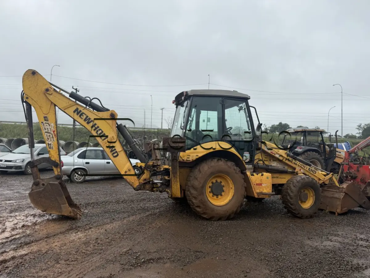LOTE 003 - RETROESCAVADEIRA MR/NEWHOLLAND TLB B95B1, CABINE FECHADA, ANO 2017/2017.