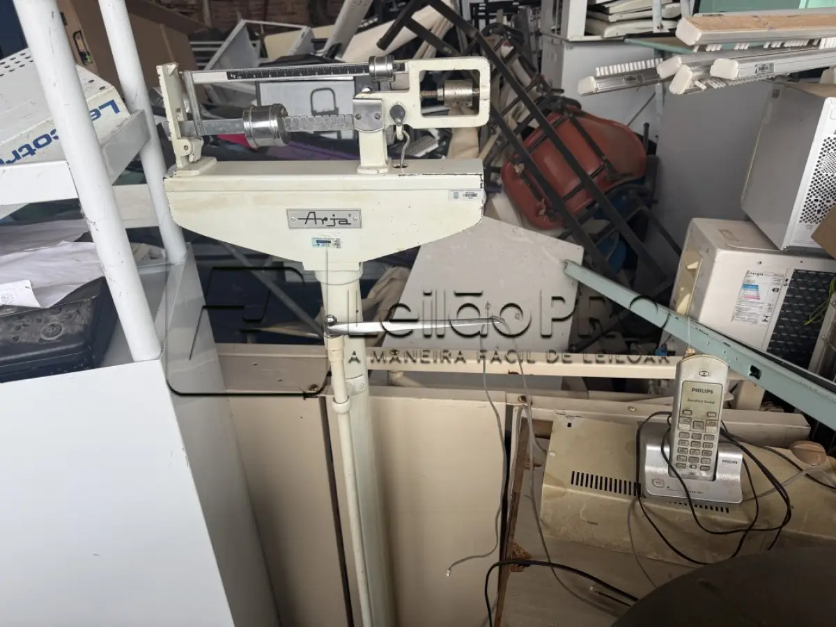 LOTE 012 - SUCATAS DIVERSAS (ELETRÔNICOS, FERROS, MOBILIÁRIOS, MATERIAS MÉDICO-HOSPITALAR, JANELAS, PORTAS)