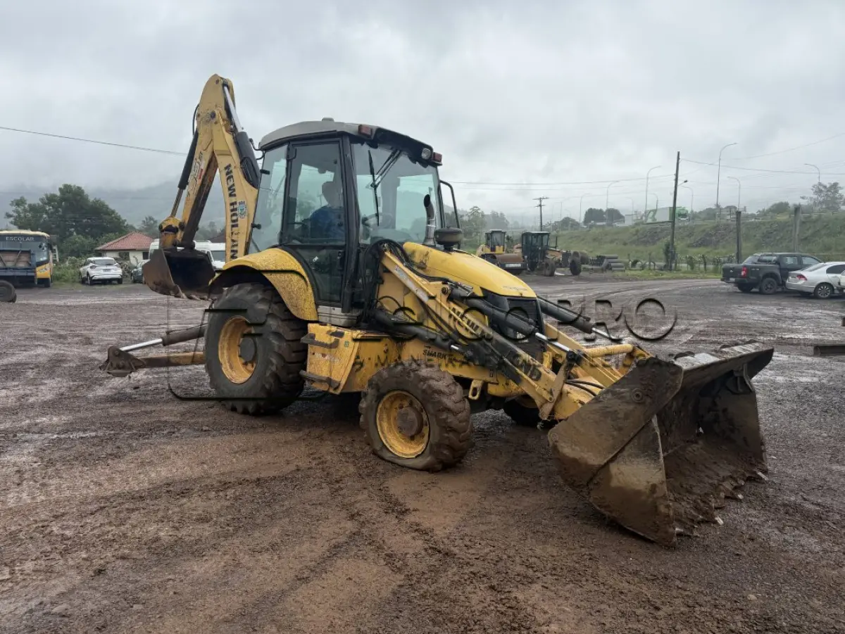 LOTE 002 - RETROESCAVADEIRA MR/NEWHOLLAND TLB B95B1, CABINE FECHADA,  ANO 2017/2017.