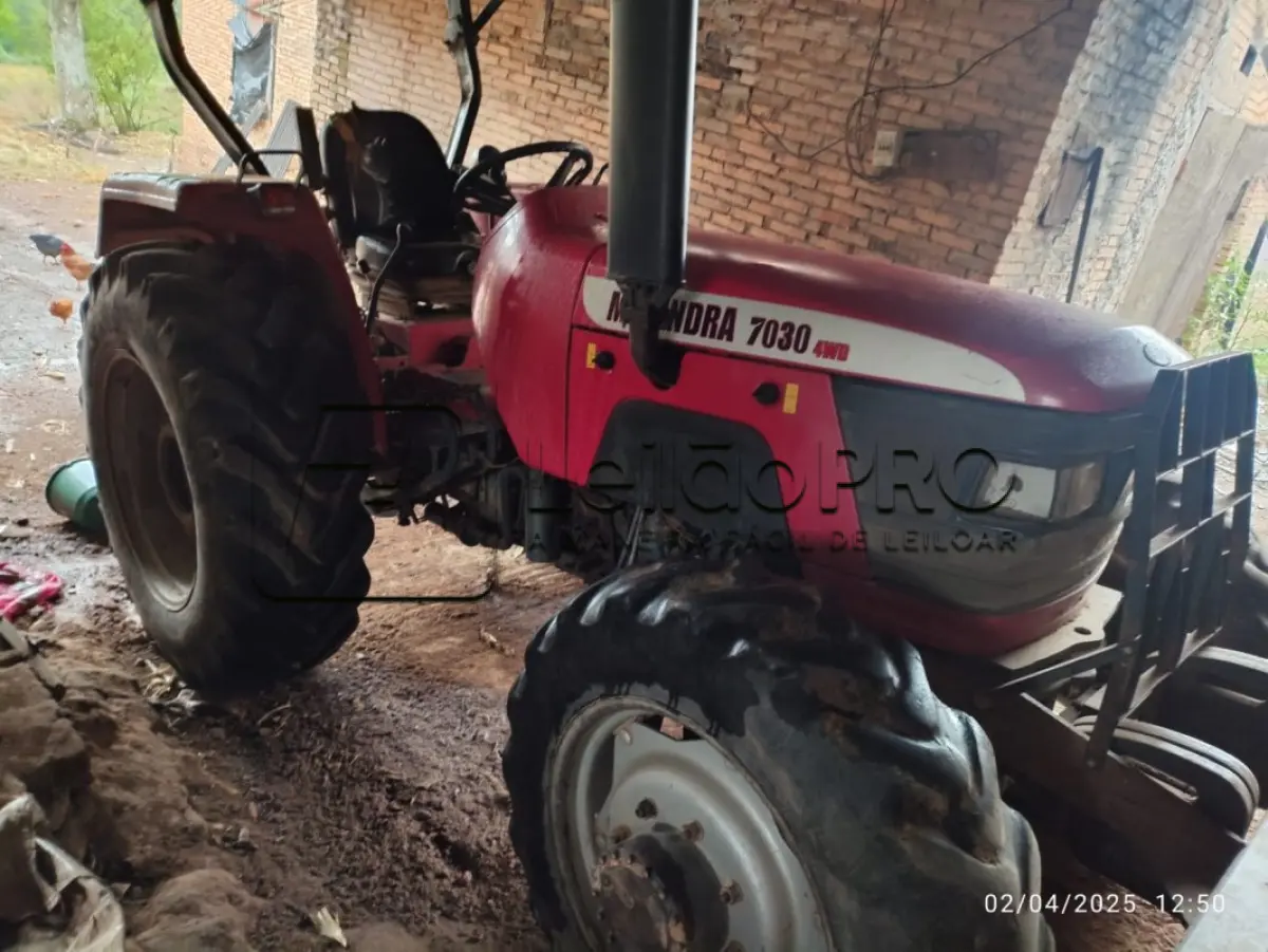 LOTE 001 - TRATOR MAHINDRA,  ANO 2014, MODELO TRATOR DE PNEUS TRACADO 8000 4WD
