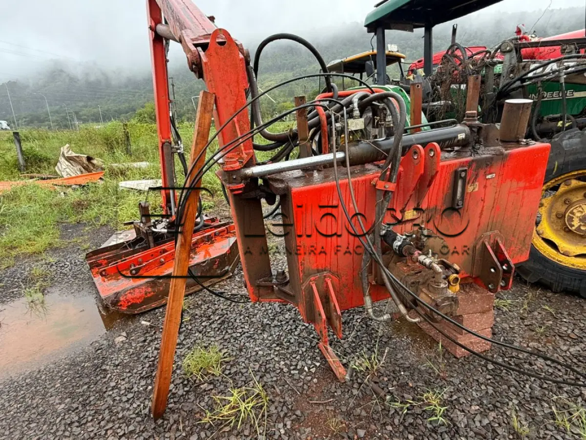 LOTE 004 - ROCADEIRA LAVRALE HIDRÁULICA ARTICULADA, ENGATE TRES PONTOS TRATOR, VALTRA BM110, ANO 2018/2018.