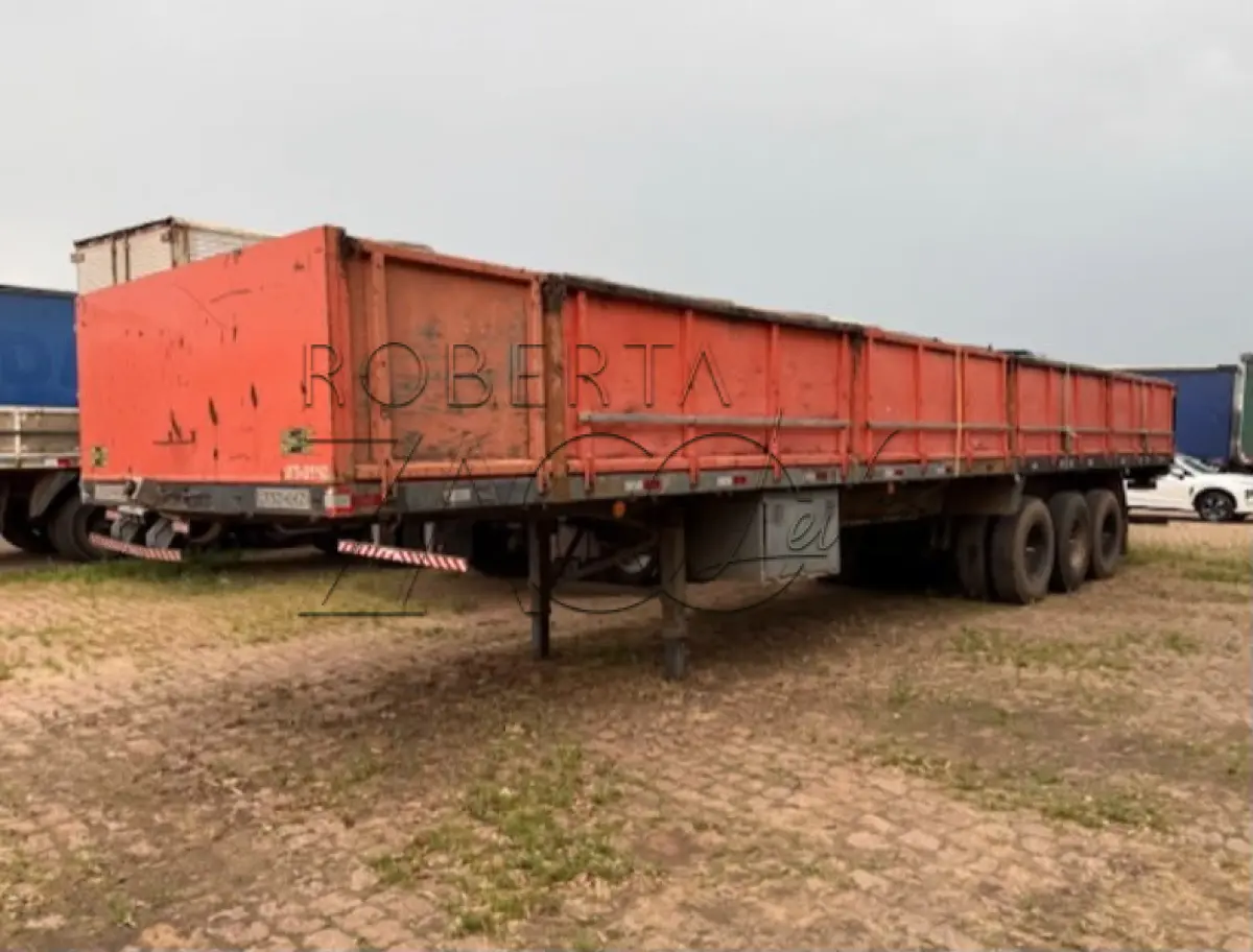 LOTE 013 - Uma carreta reboque Randon SR GR TR, ano/modelo 1992, placas IFT0942, com pneus.