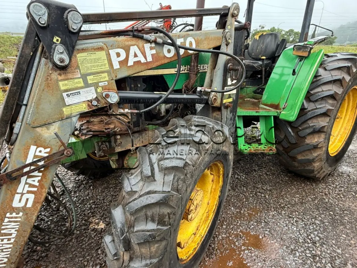 LOTE 005 - TRATOR DE RODAS, M.A./SLC JOHN DEERE TRAÇAO, 4X4, ANO 2004/2004, COM CONCHA FRONTAL.