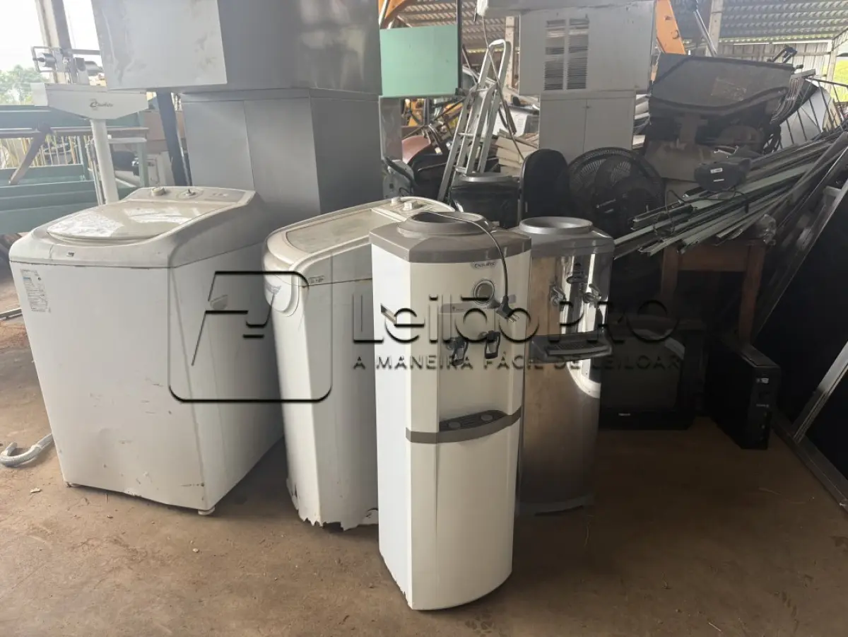 LOTE 012 - SUCATAS DIVERSAS (ELETRÔNICOS, FERROS, MOBILIÁRIOS, MATERIAS MÉDICO-HOSPITALAR, JANELAS, PORTAS)