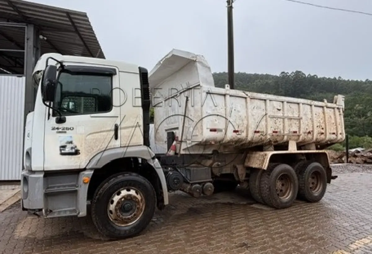 LOTE 018 - CAMINHÃO VOLKSWAGEN CONSTELLATION 24.520 BASCULANTE   – Ano/Fab: 2009/2010
