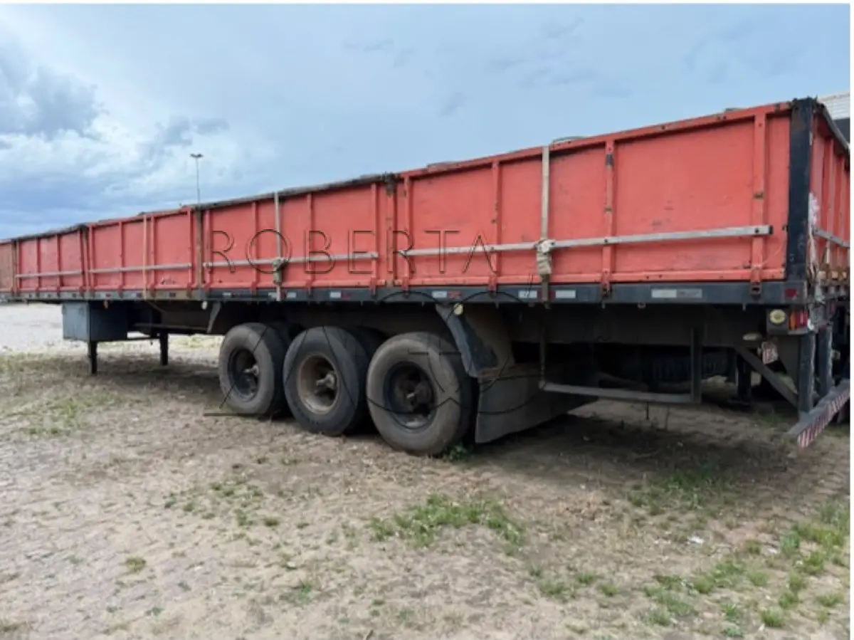LOTE 013 - Uma carreta reboque Randon SR GR TR, ano/modelo 1992, placas IFT0942, com pneus.