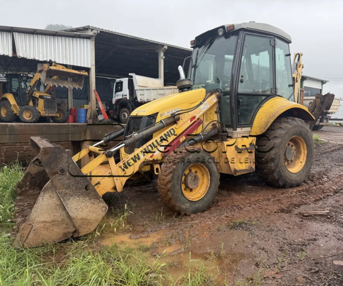 LOTE 002 - RETROESCAVADEIRA MR/NEWHOLLAND TLB B95B1, CABINE FECHADA,  ANO 2017/2017.