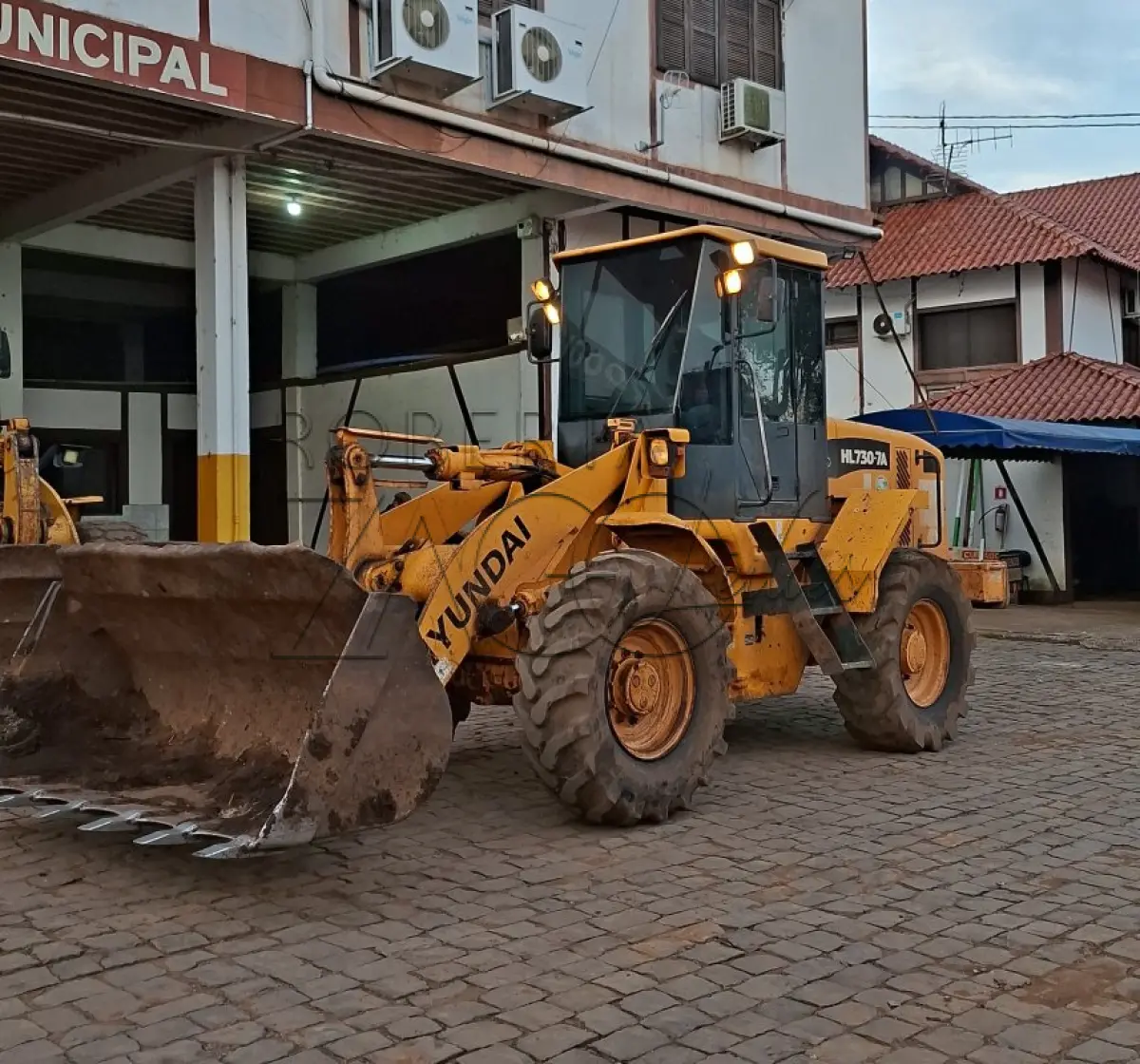 LOTE 007 - MÁQUINA CARREGADEIRA HYUNDAY HL30-7ª –  Ano/Fab: 2012/2013