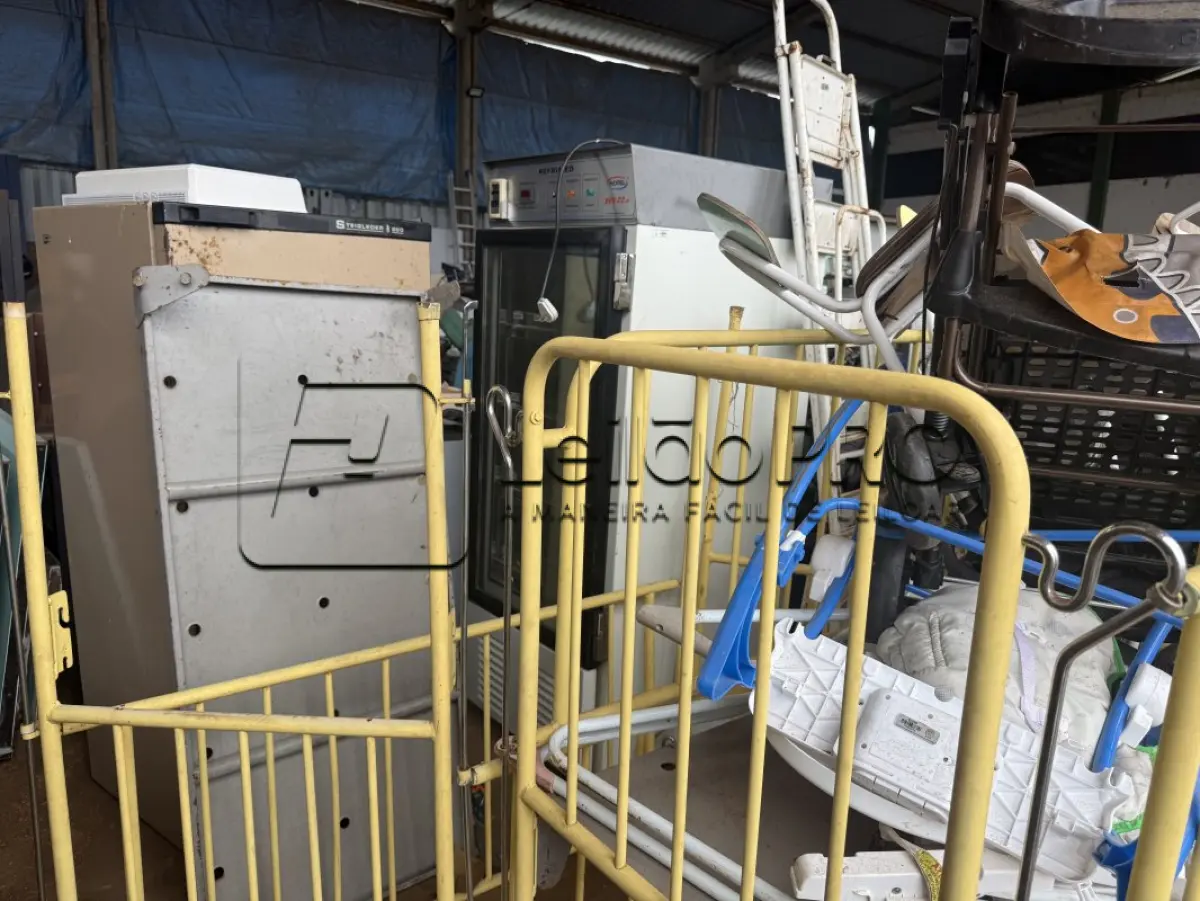 LOTE 012 - SUCATAS DIVERSAS (ELETRÔNICOS, FERROS, MOBILIÁRIOS, MATERIAS MÉDICO-HOSPITALAR, JANELAS, PORTAS)