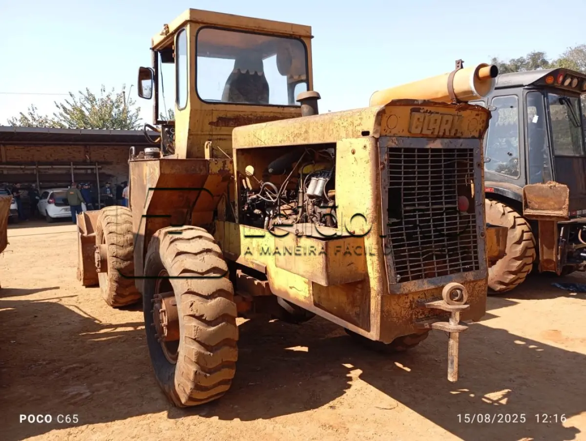 LOTE 003 - Máquina pesada Pá-carregadeira Michegan 55, sem ano identificado.